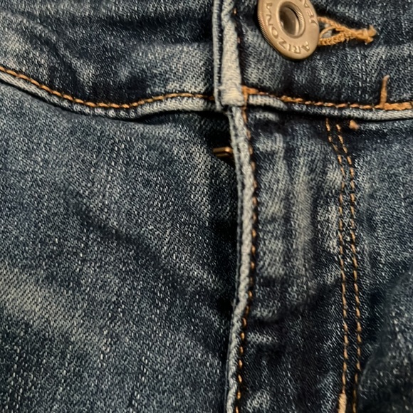 Arizona Jean Company distressed denim jean shorts for juniors. Sz 9 - Picture 4 of 7